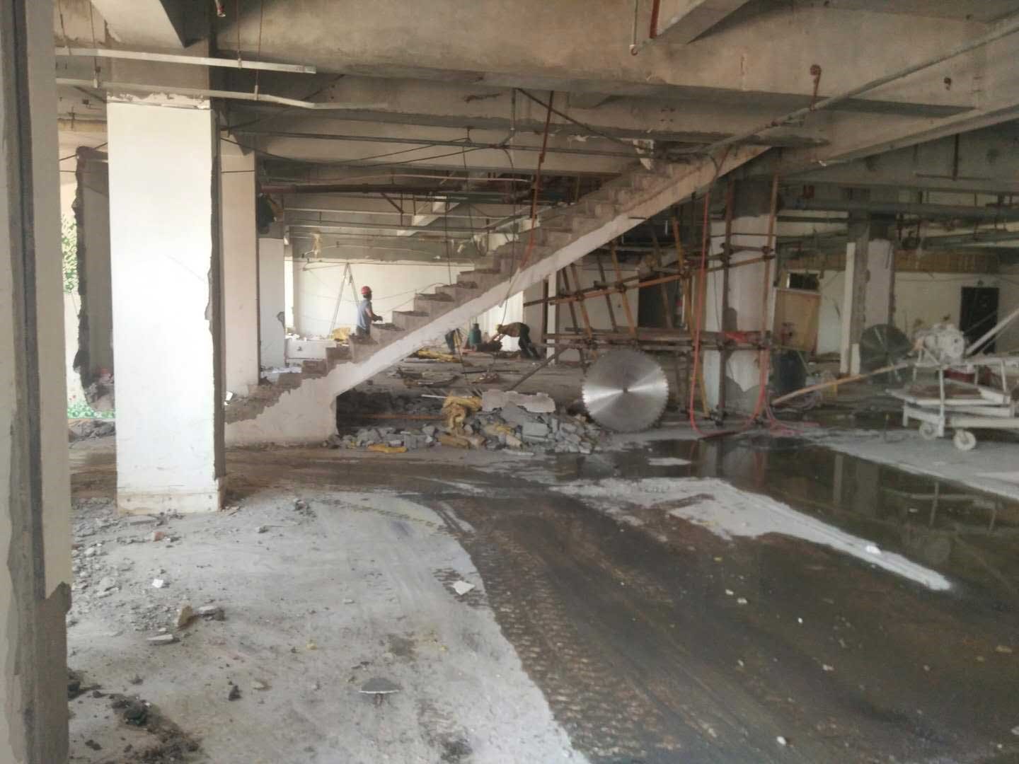 大堂裝修前要拆完蘇州酒店拆除的舊吊頂